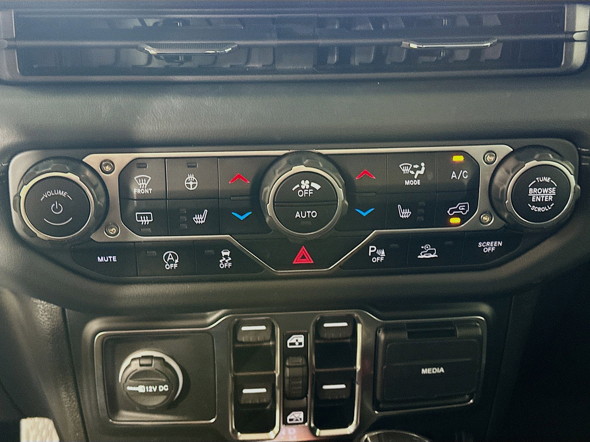 2024 Jeep Wrangler Sahara photo 24