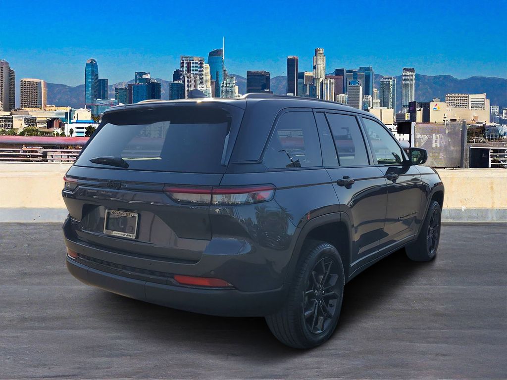 2025 Jeep Grand Cherokee Limited photo 3