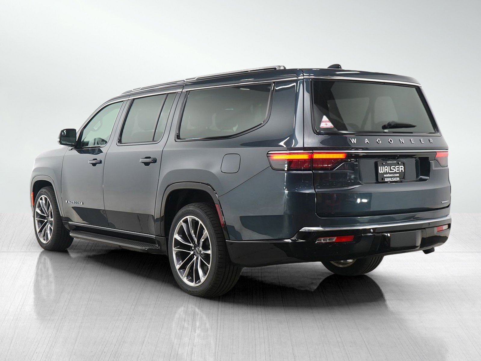 2024 Jeep Wagoneer L Series II photo 3