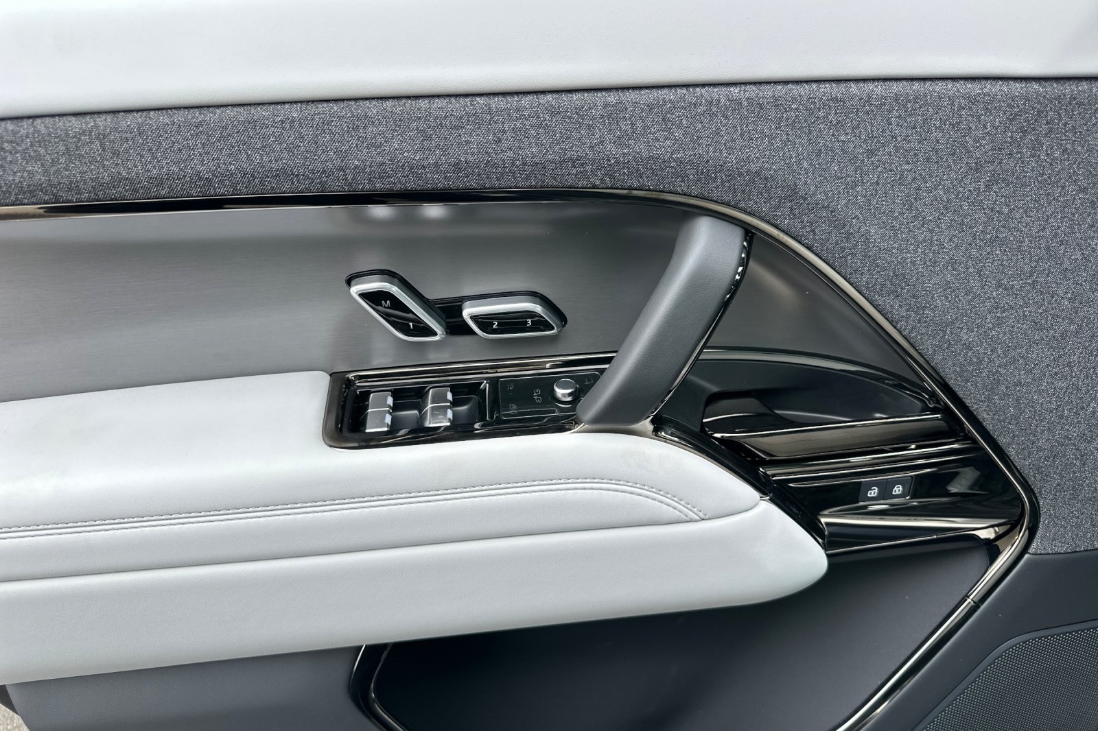 2025 Land Rover Range Rover Sport P360 S photo 11