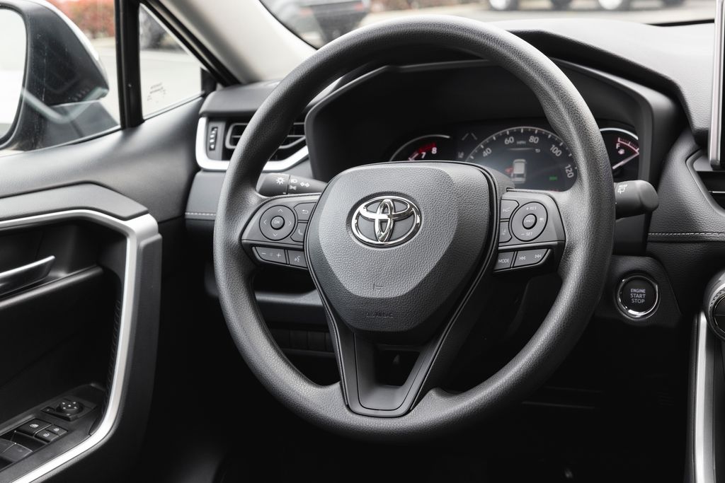 2025 Toyota RAV4 XLE photo 4