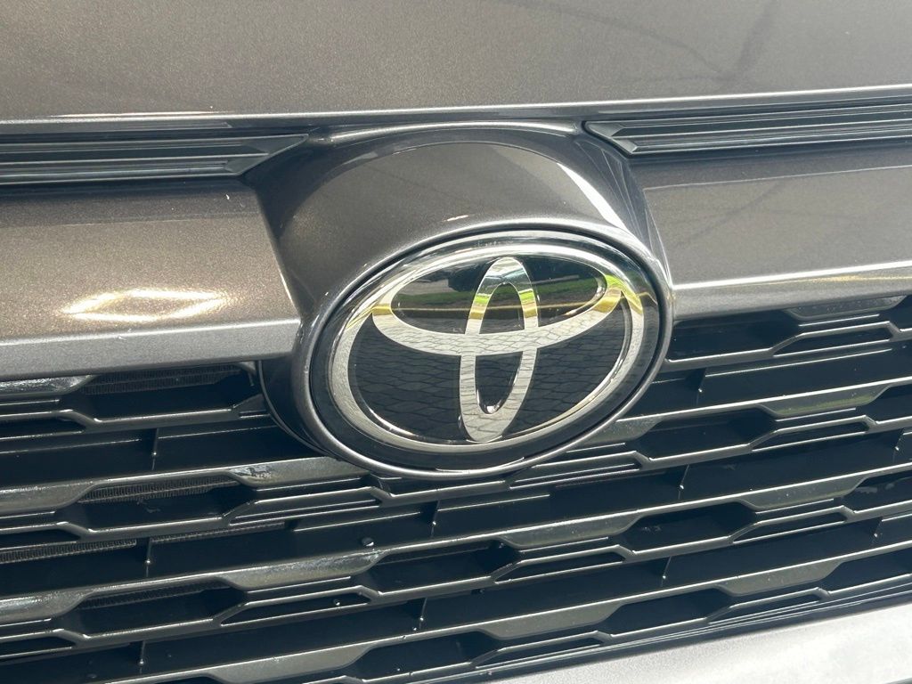 2021 Toyota RAV4 XLE photo 14