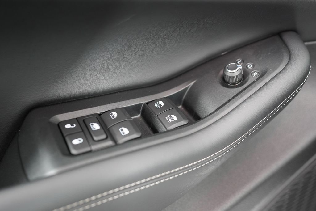 Used 2025 White Jeep Laredo image 10