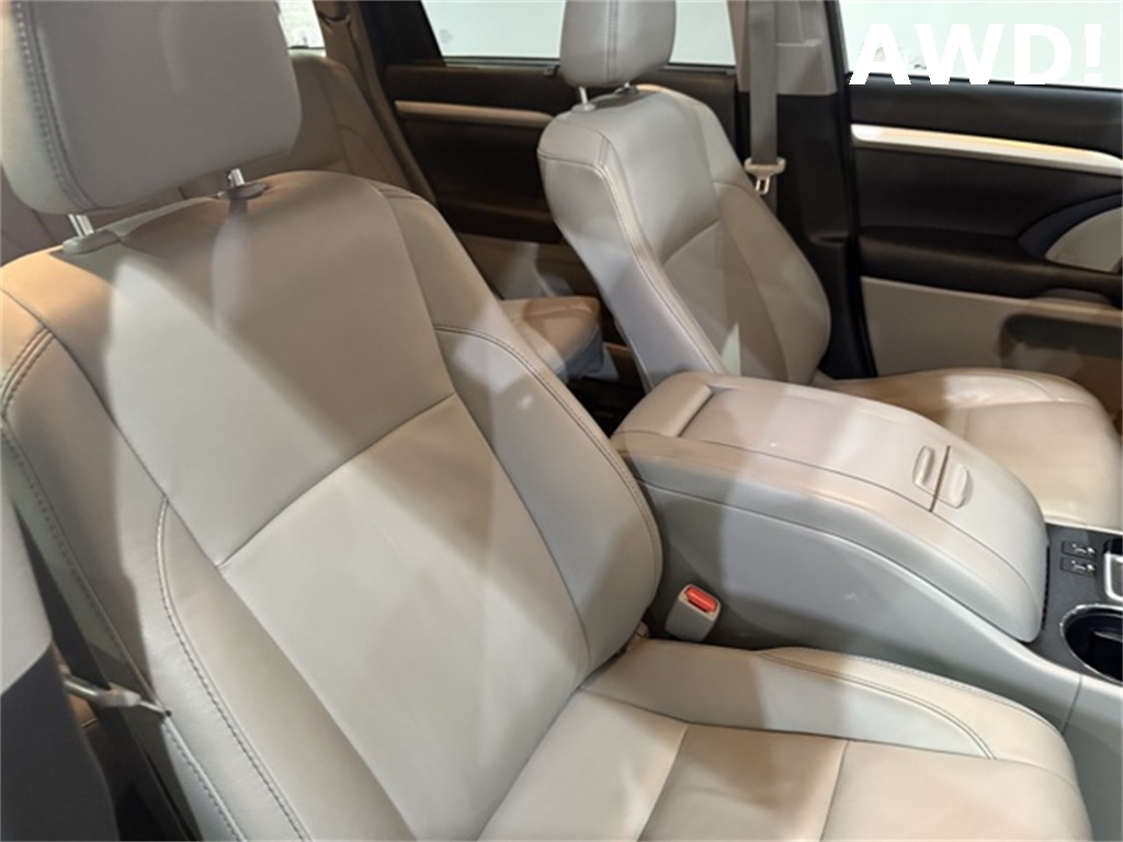 2017 Toyota Highlander SE photo 2