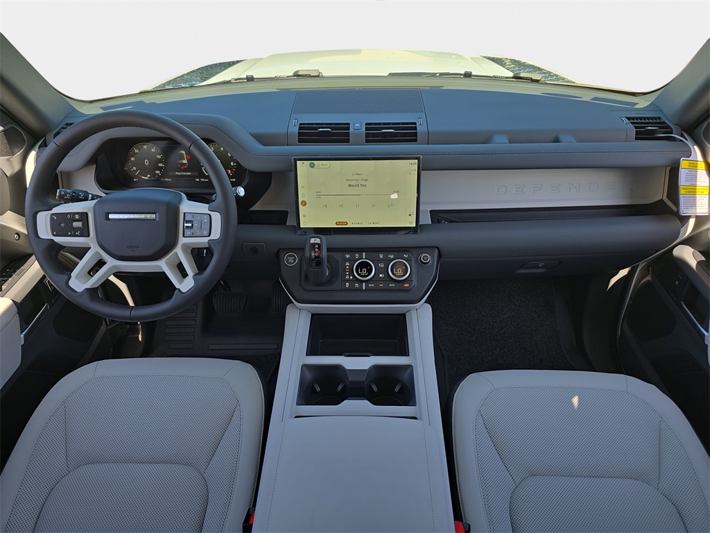 2025 Land Rover Defender 130 X-Dynamic SE photo 9