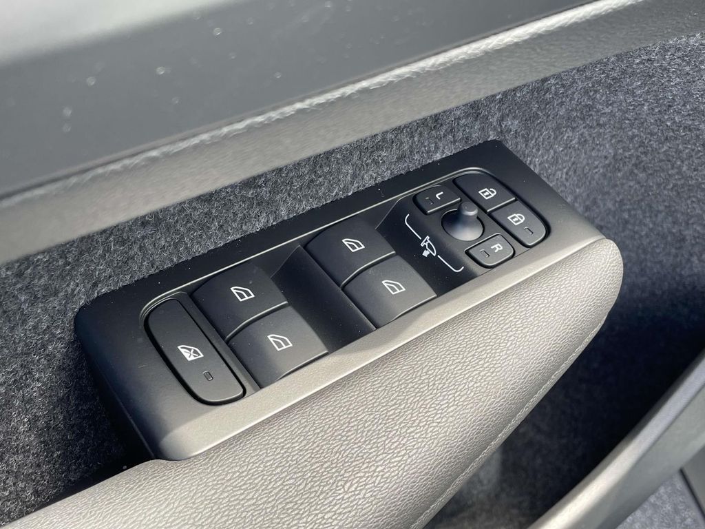 2026 Volvo XC40 AWD Plus photo 5