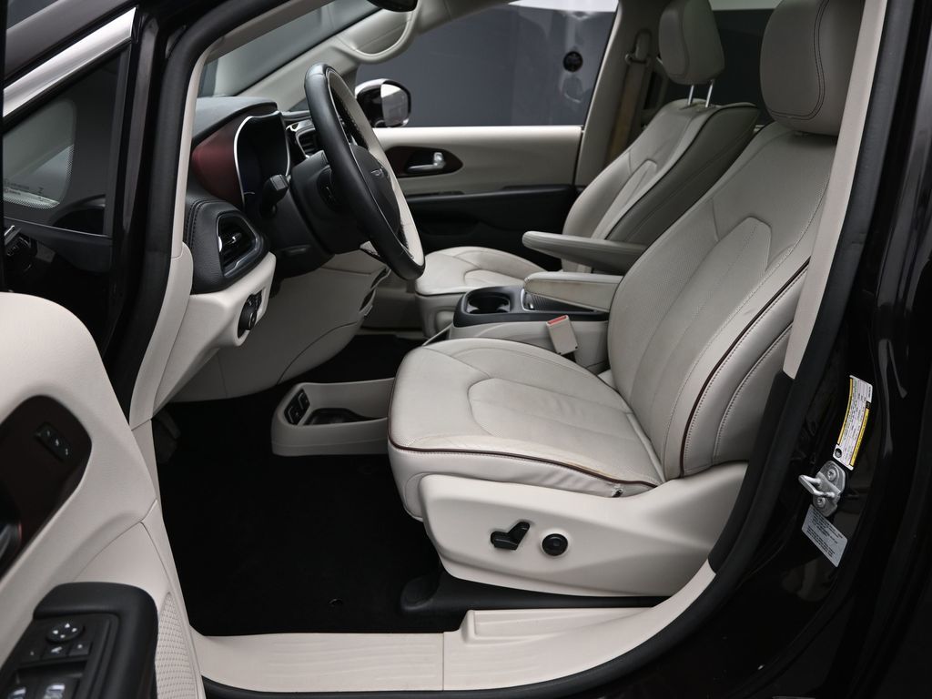 2017 Chrysler Pacifica Limited photo 12