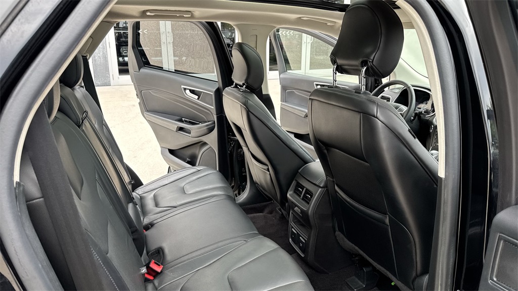 2017 Ford Edge Titanium photo 32