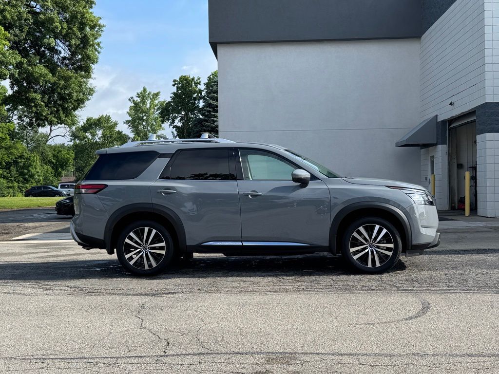 2024 Nissan Pathfinder Platinum photo 2