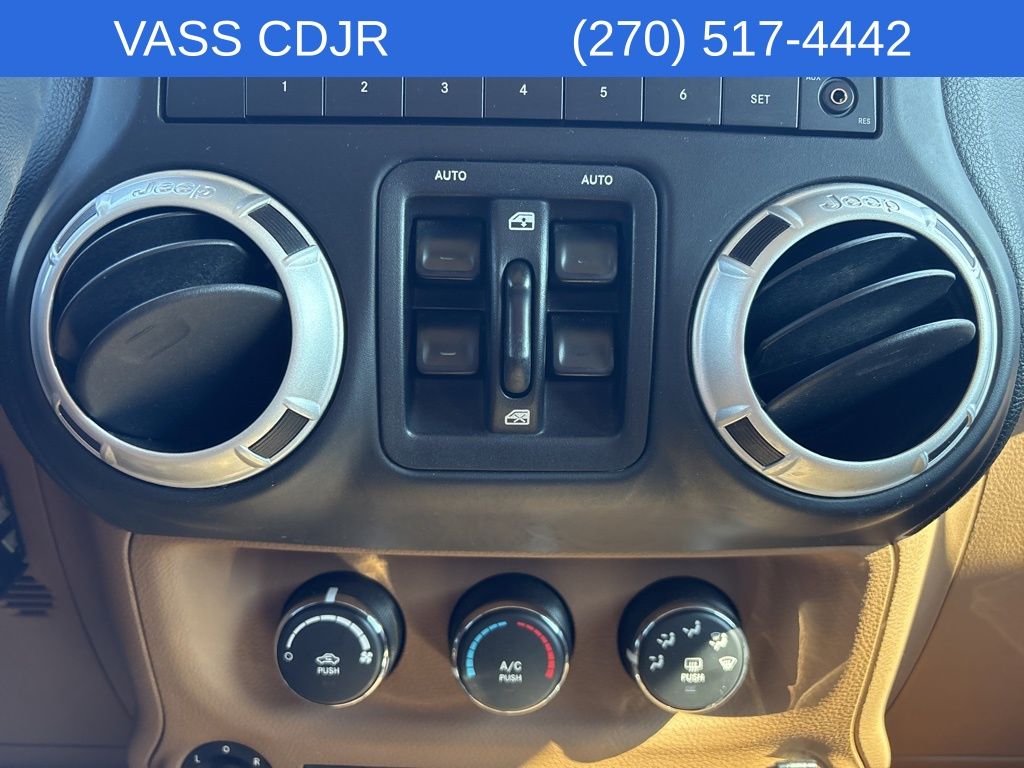 2014 Jeep Wrangler Unlimited Rubicon photo 21