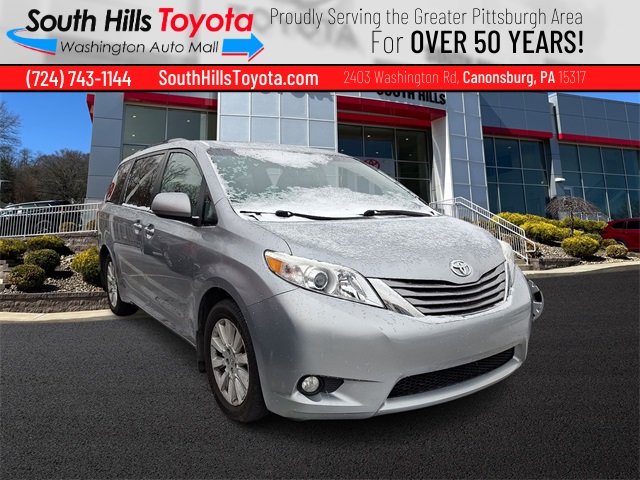 2016 Toyota Sienna XLE's photo