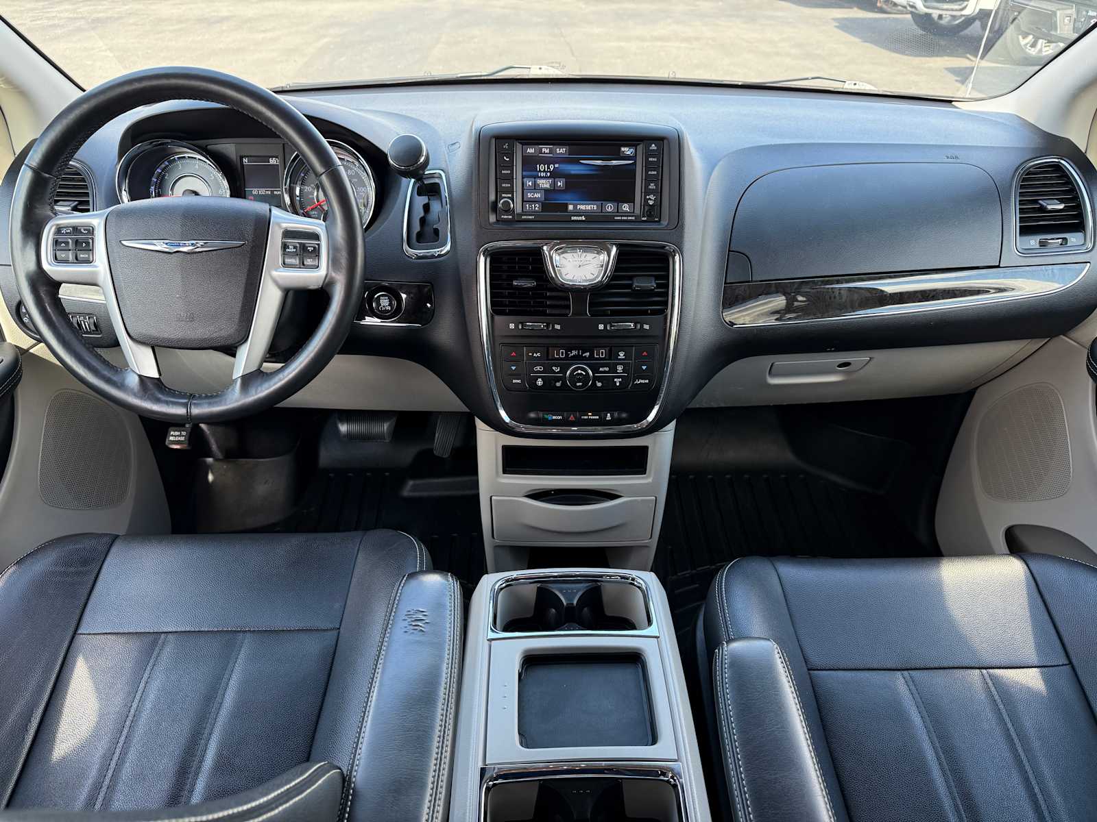 2016 Chrysler Town & Country Touring photo 20