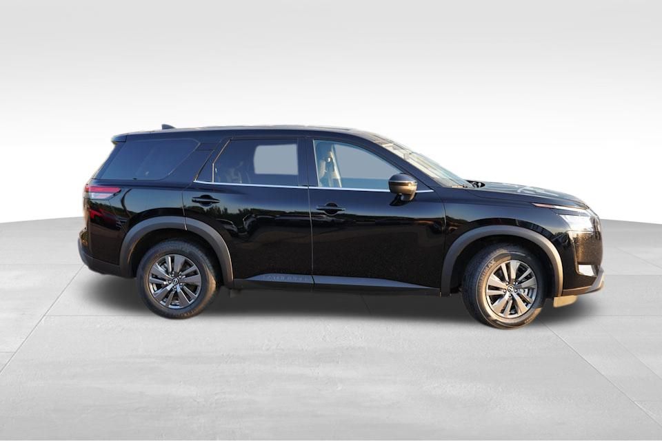 2024 Nissan Pathfinder S photo 3