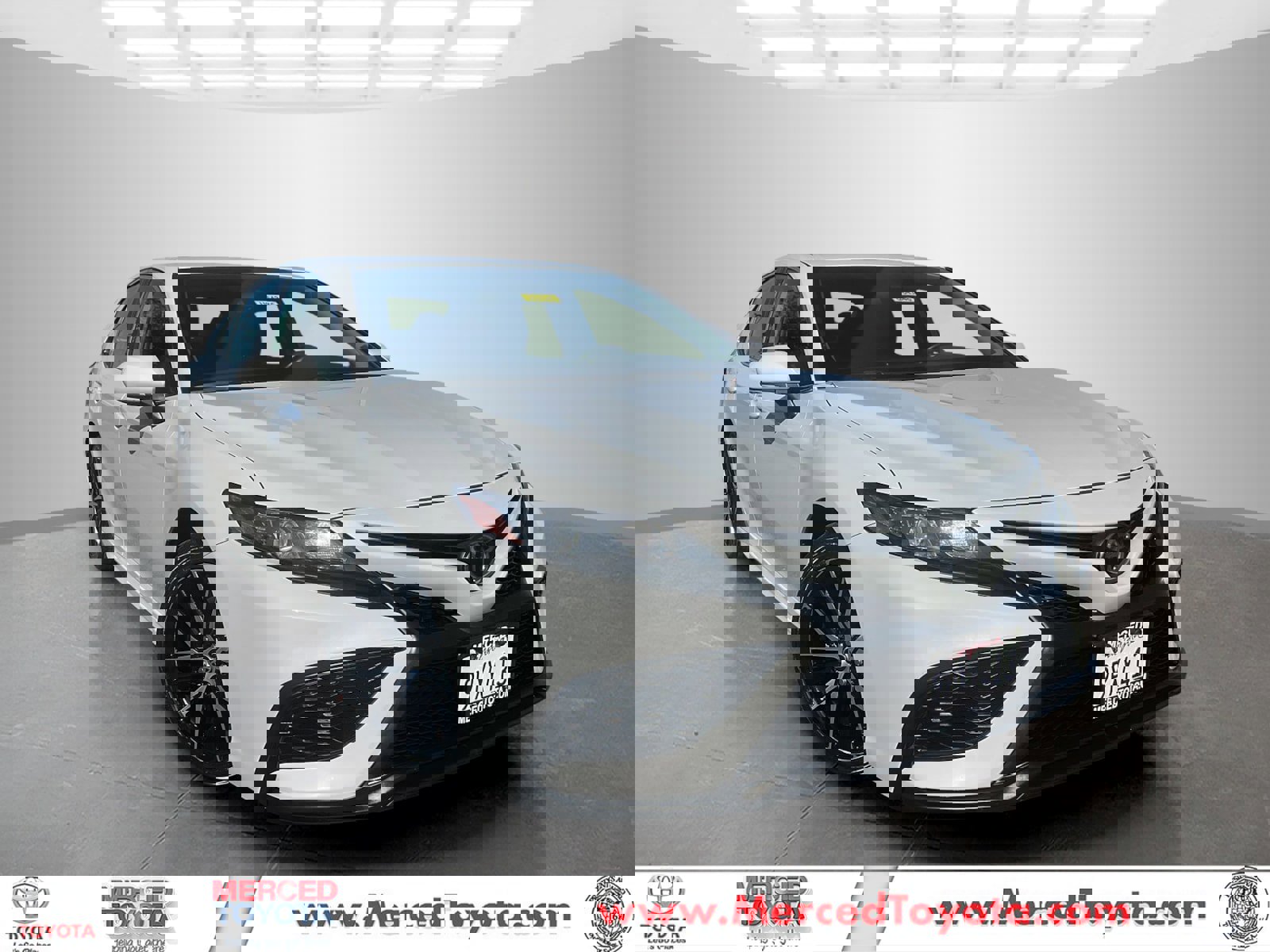 2023 Toyota Camry SE's photo