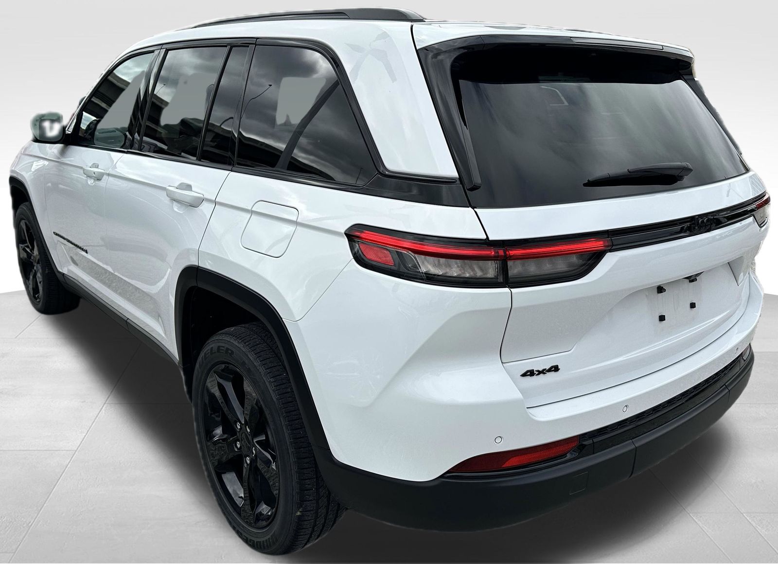 2023 Jeep Grand Cherokee Laredo Altitude photo 2