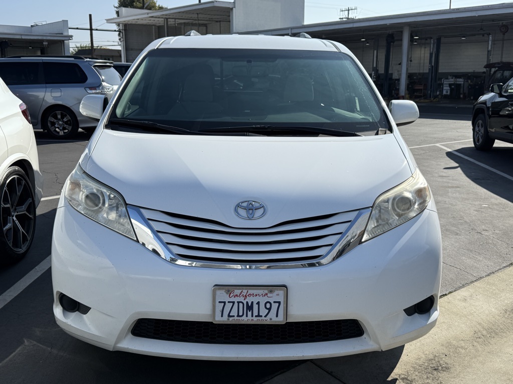 2017 Toyota Sienna LE photo 2