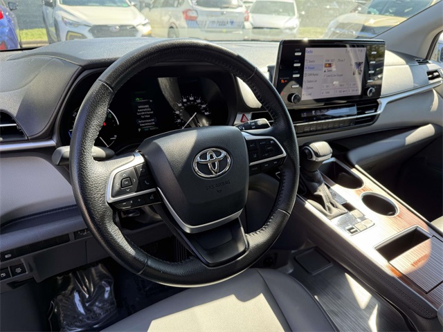 2021 Toyota Sienna XLE photo 2