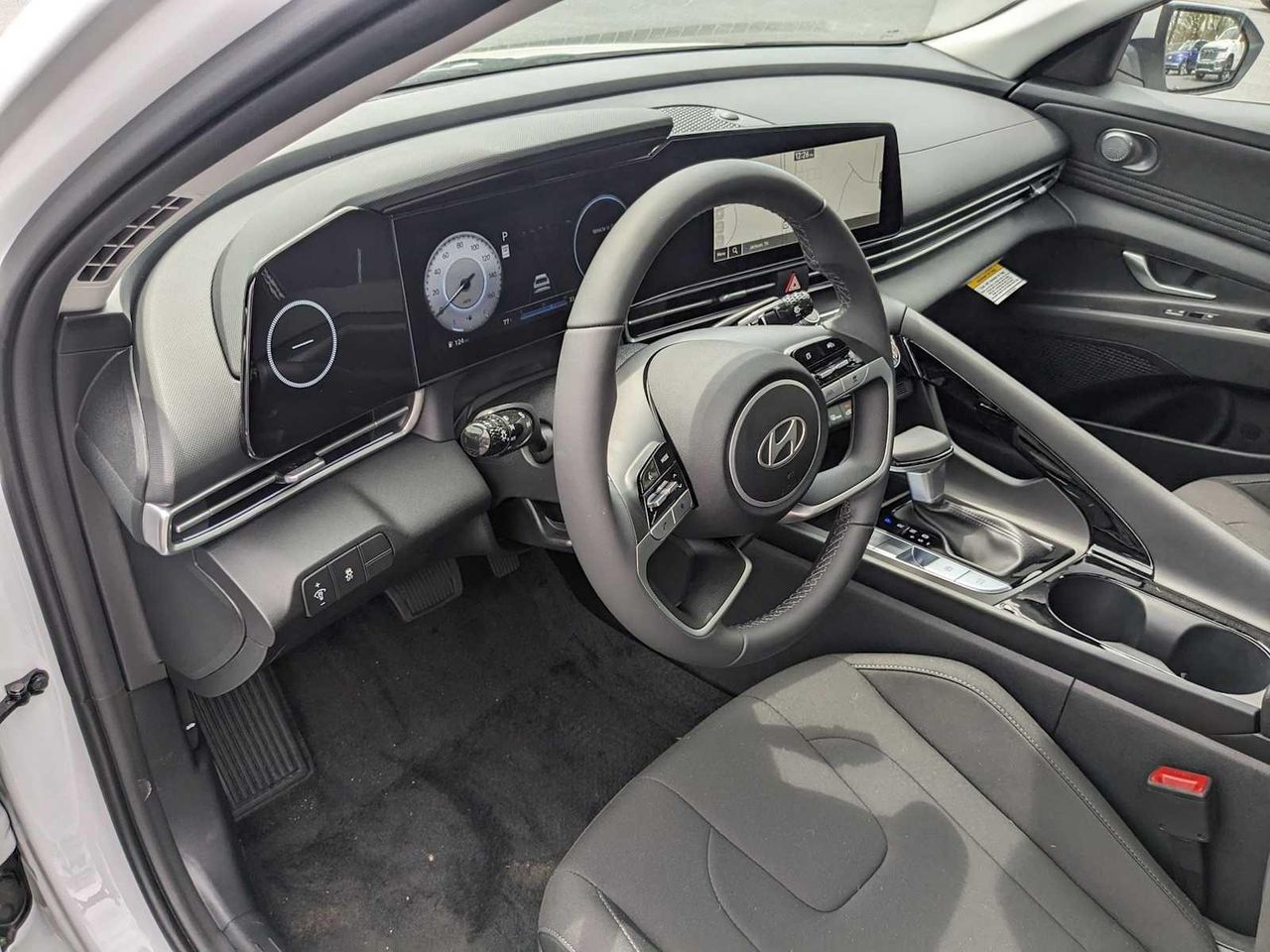 2025 Hyundai Elantra SEL Convenience photo 2
