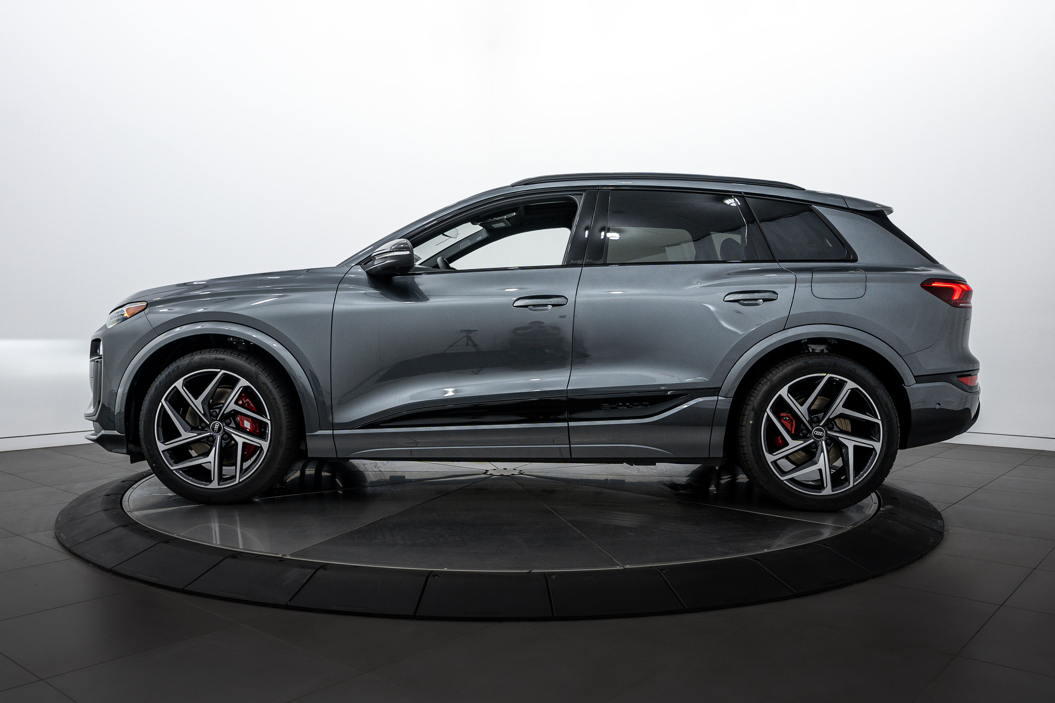 2025 Audi SQ6 photo 6