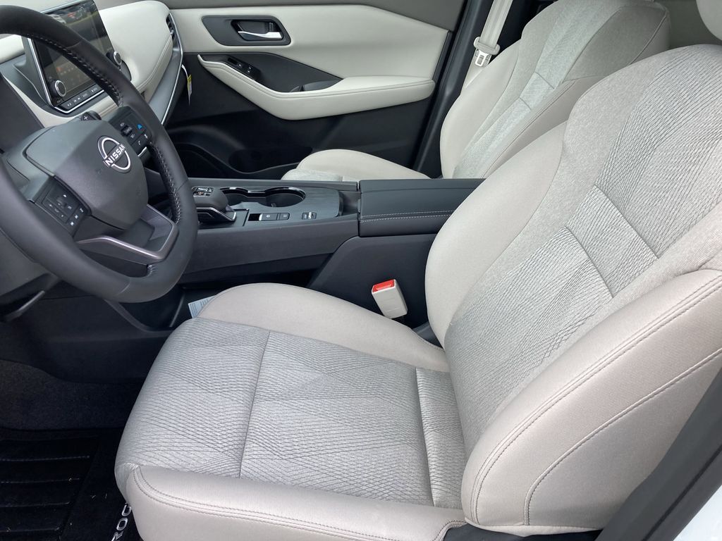 2025 Nissan Rogue SV photo 25