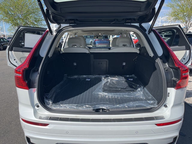 2025 Volvo XC60 B5 photo 18