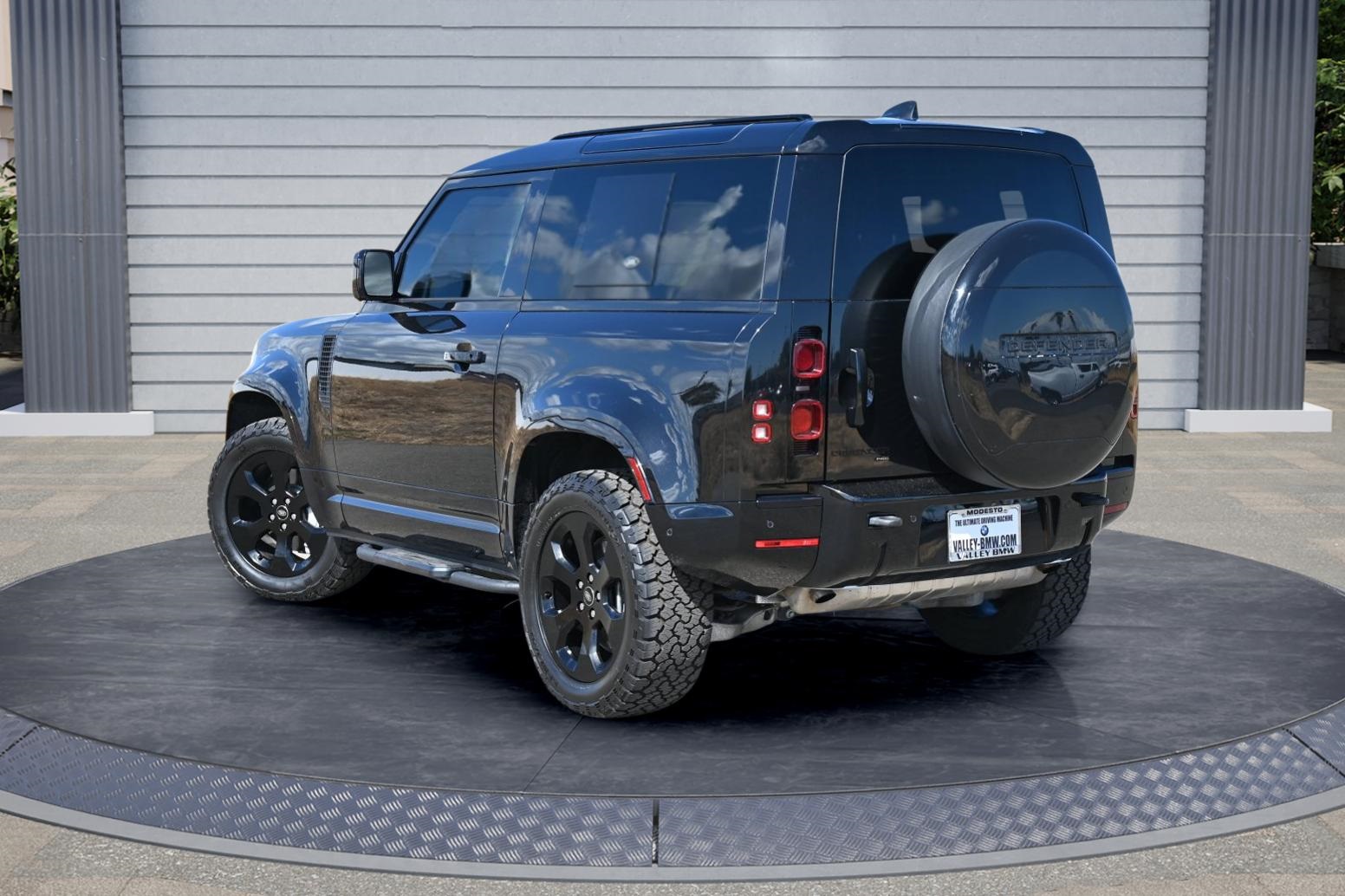 2022 Land Rover Defender 90 X-Dynamic HSE photo 3