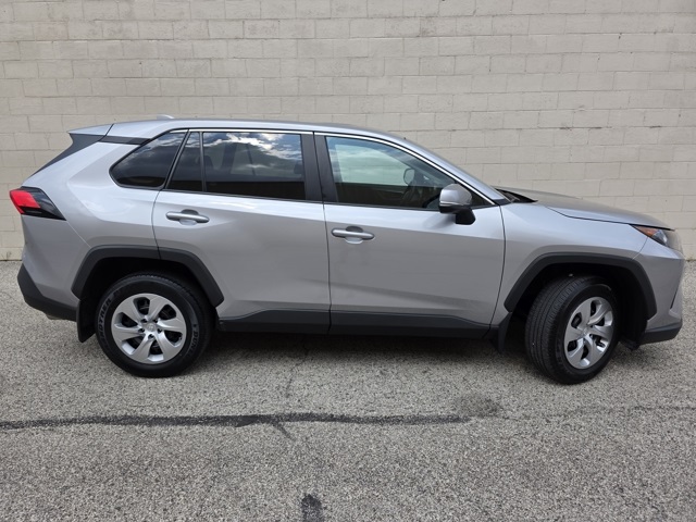 2022 Toyota RAV4 LE photo 5