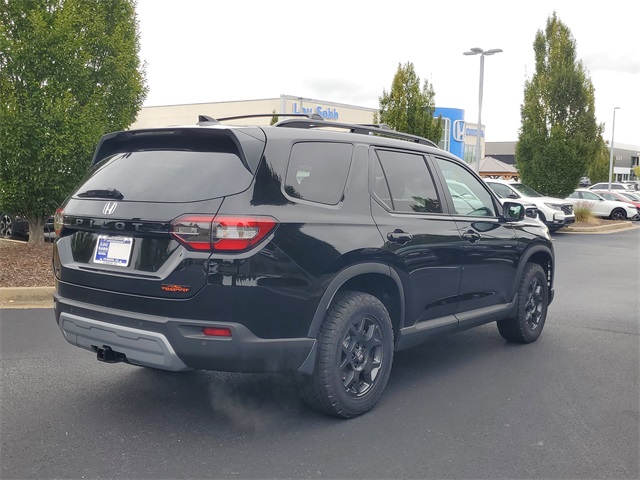 2025 Honda Pilot TrailSport photo 3