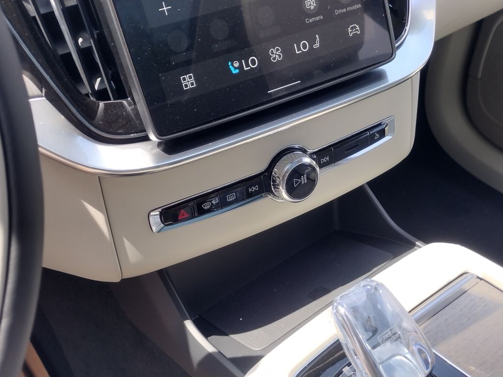 2026 VOLVO XC90 - Image 16