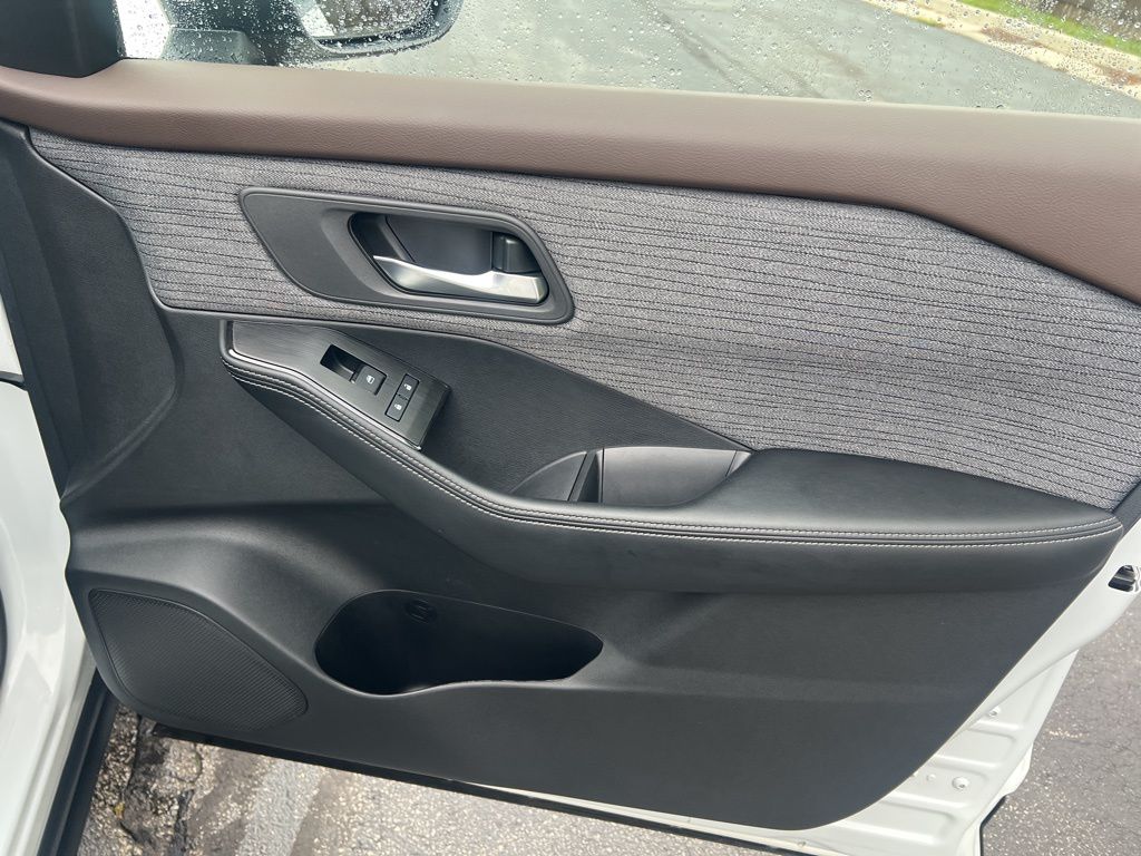 2023 Nissan Rogue SV photo 22