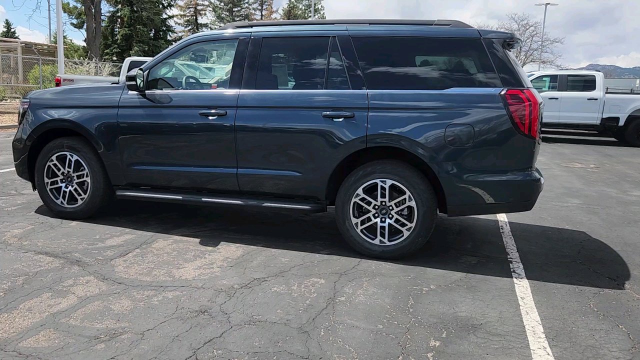 2025 Ford Expedition photo 3