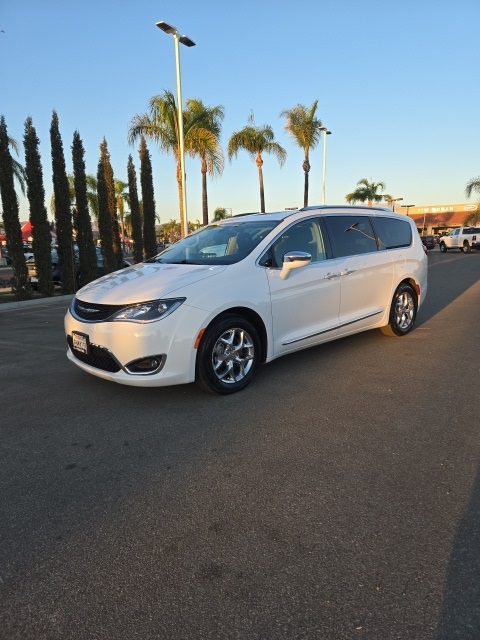 2019 Chrysler Pacifica Limited photo 2