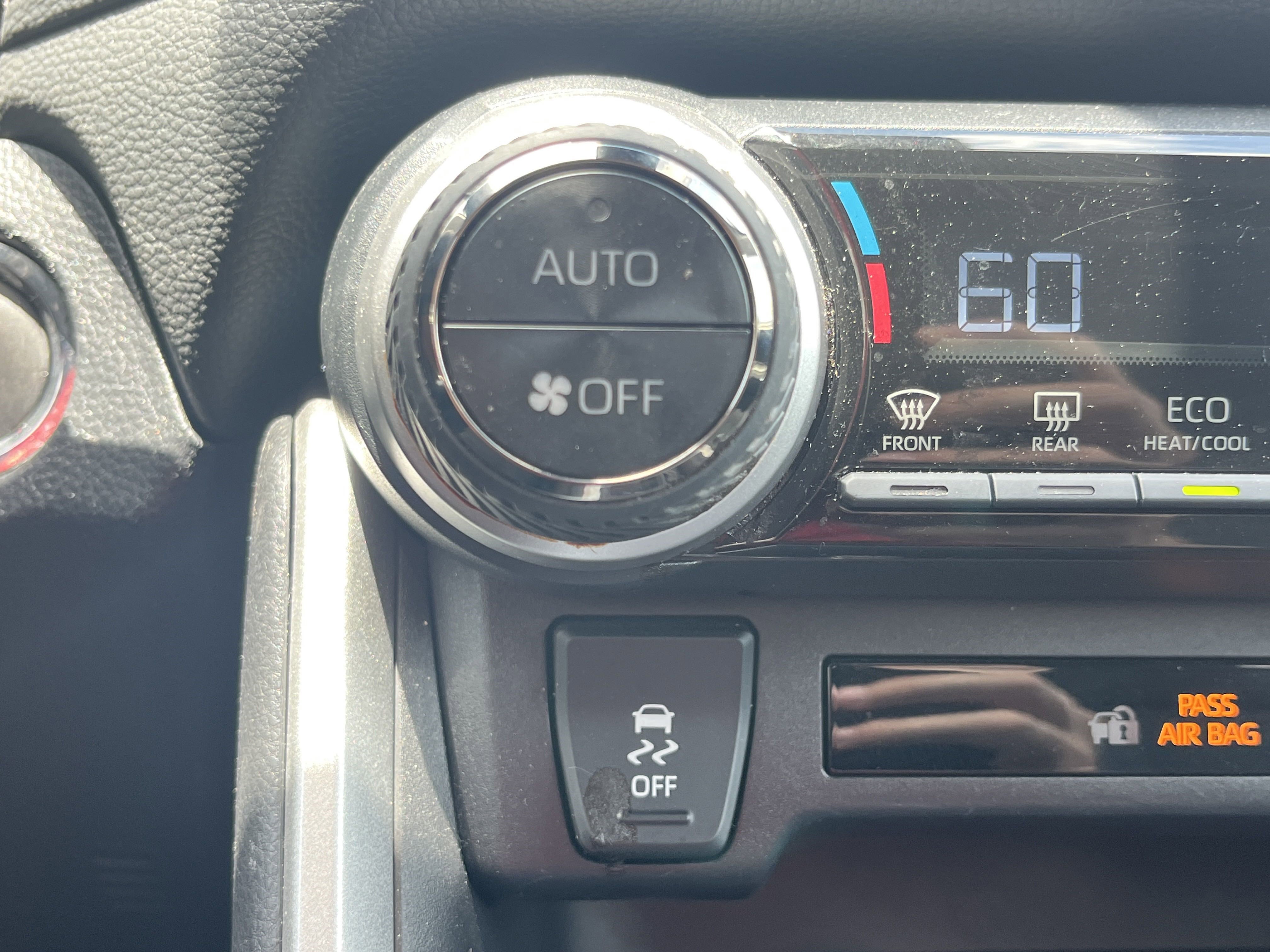 2024 Toyota RAV4 XLE photo 3
