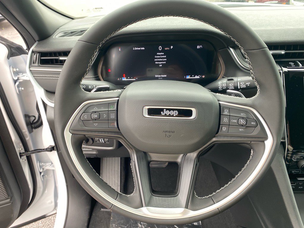 2025 Jeep Grand Cherokee Laredo photo 4
