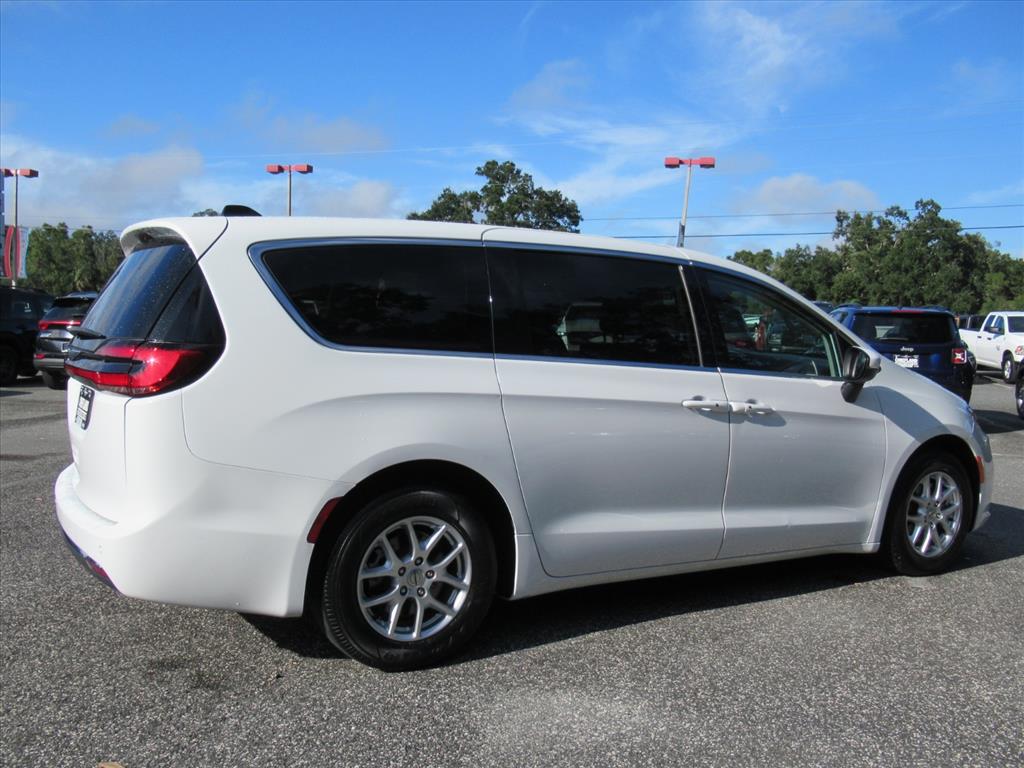 2023 Chrysler Pacifica Touring L photo 6