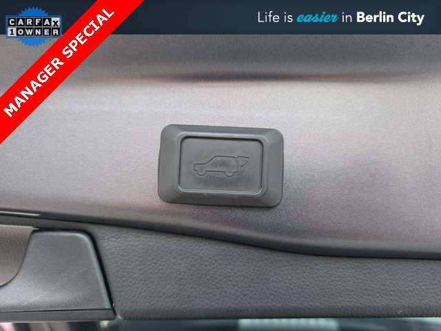 2020 Toyota RAV4 Hybrid XLE photo 2