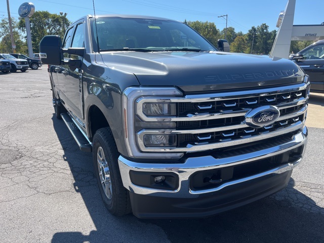 2026 Ford F-350 Lariat photo 2