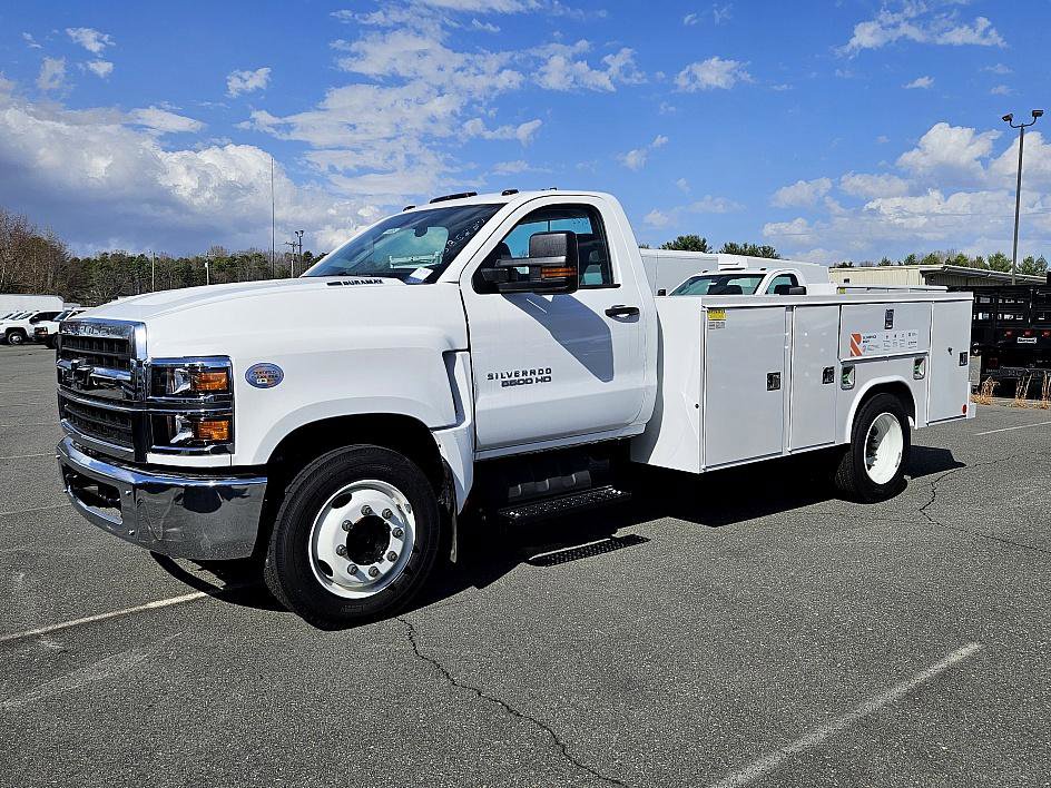 2024 Chevrolet Silverado 4500 Medium Duty Chassis Cab Work Truck's photo