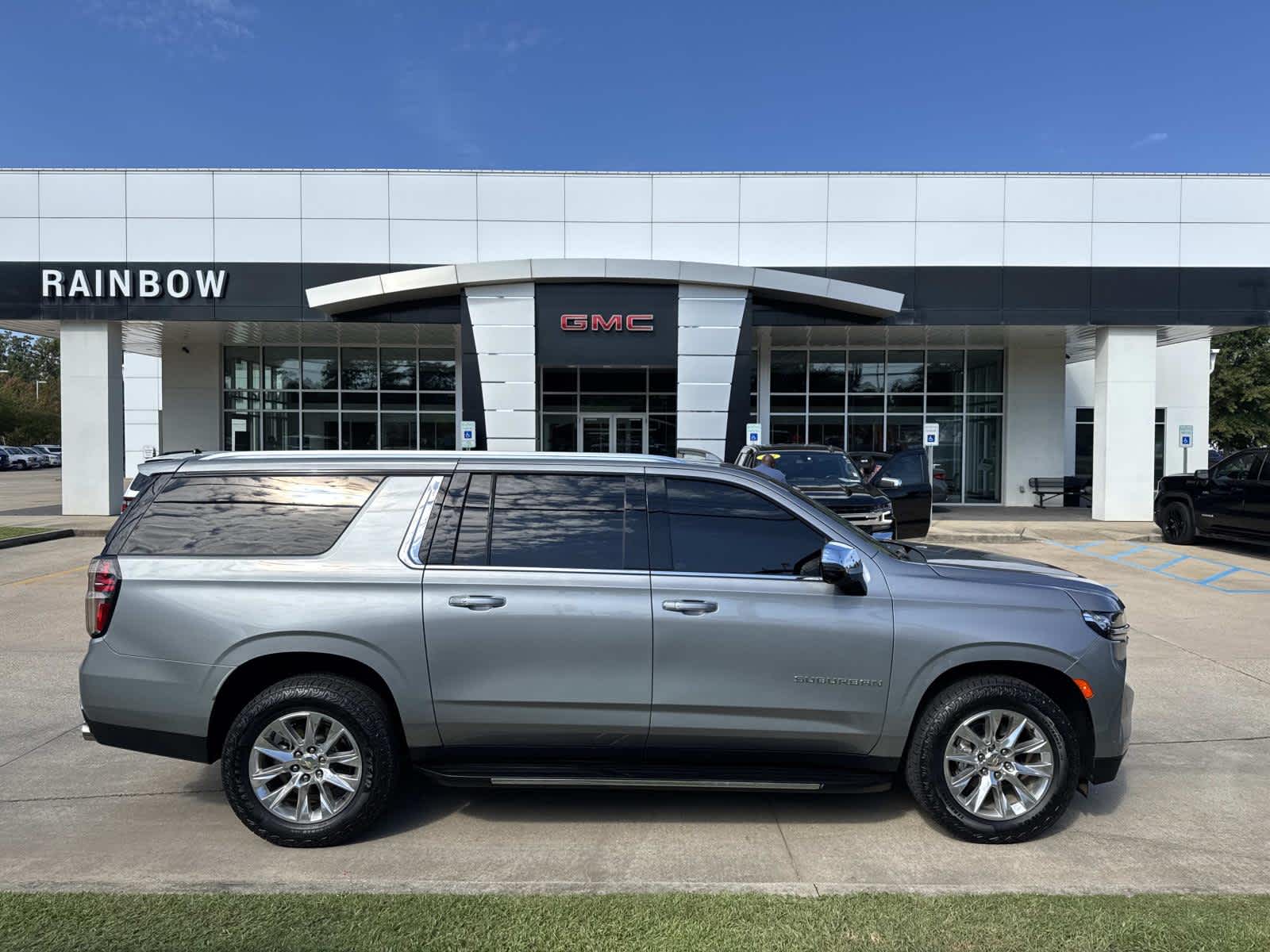 2023 Chevrolet Suburban Premier's photo