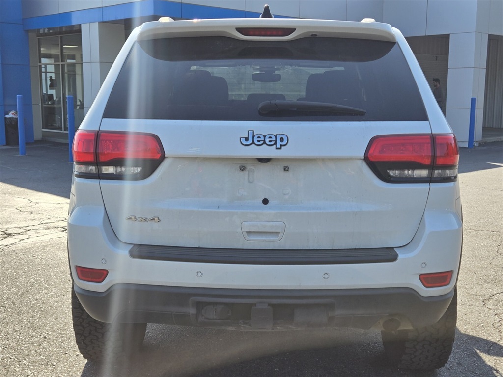 2017 Jeep Grand Cherokee Laredo photo 2