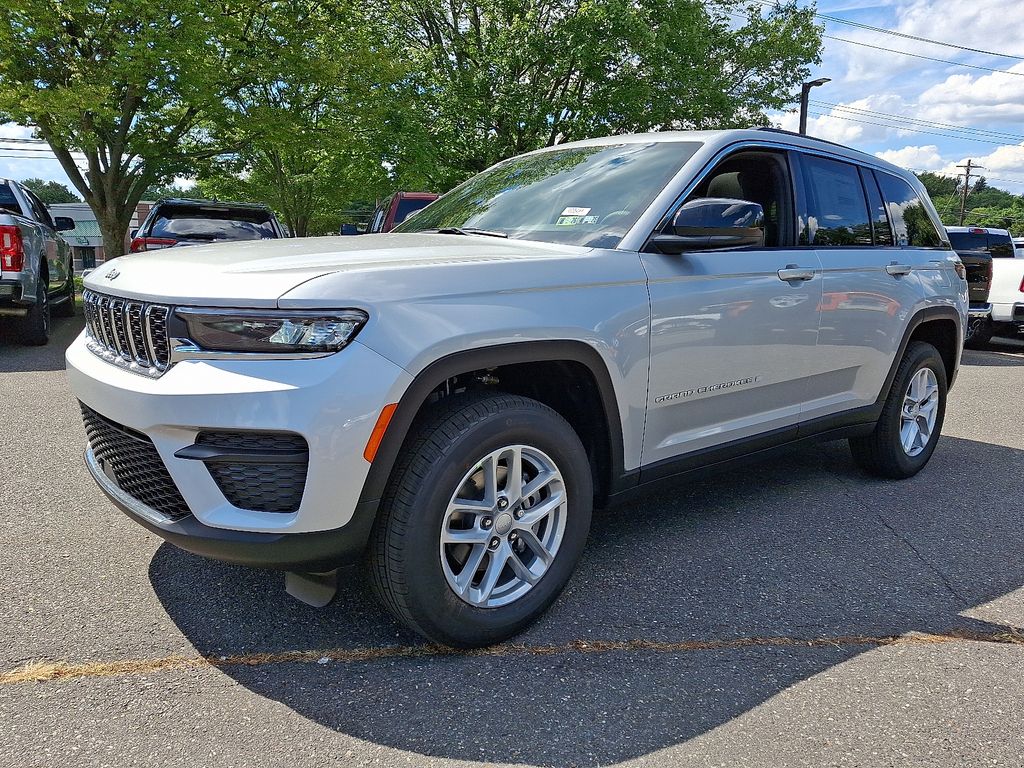 2025 Jeep Grand Cherokee Laredo X photo 2