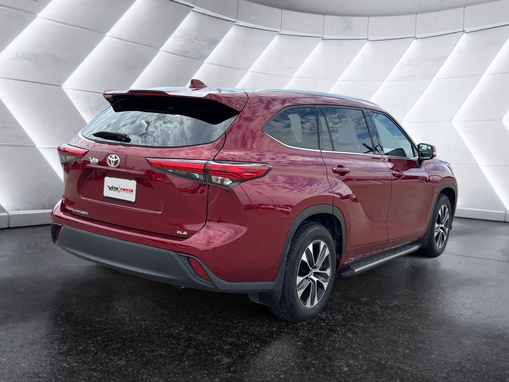 2021 Toyota Highlander XLE photo 2