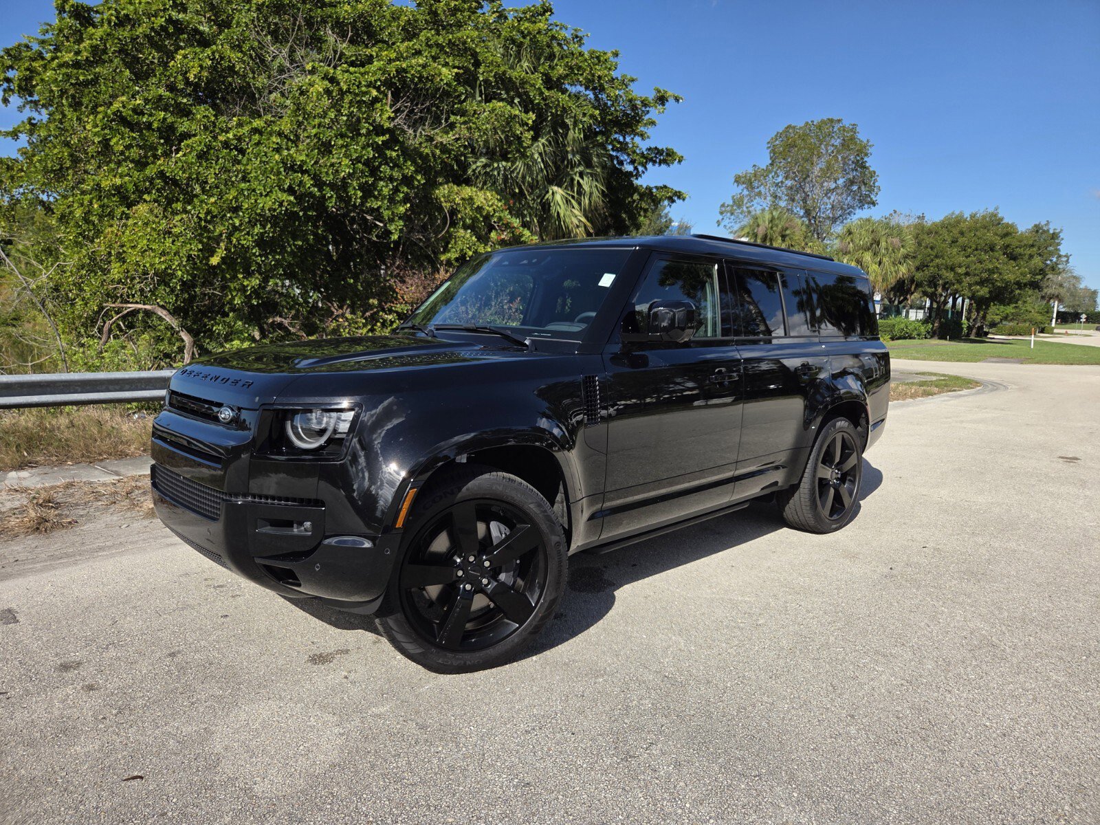2026 Land Rover Defender X-Dynamic SE's photo