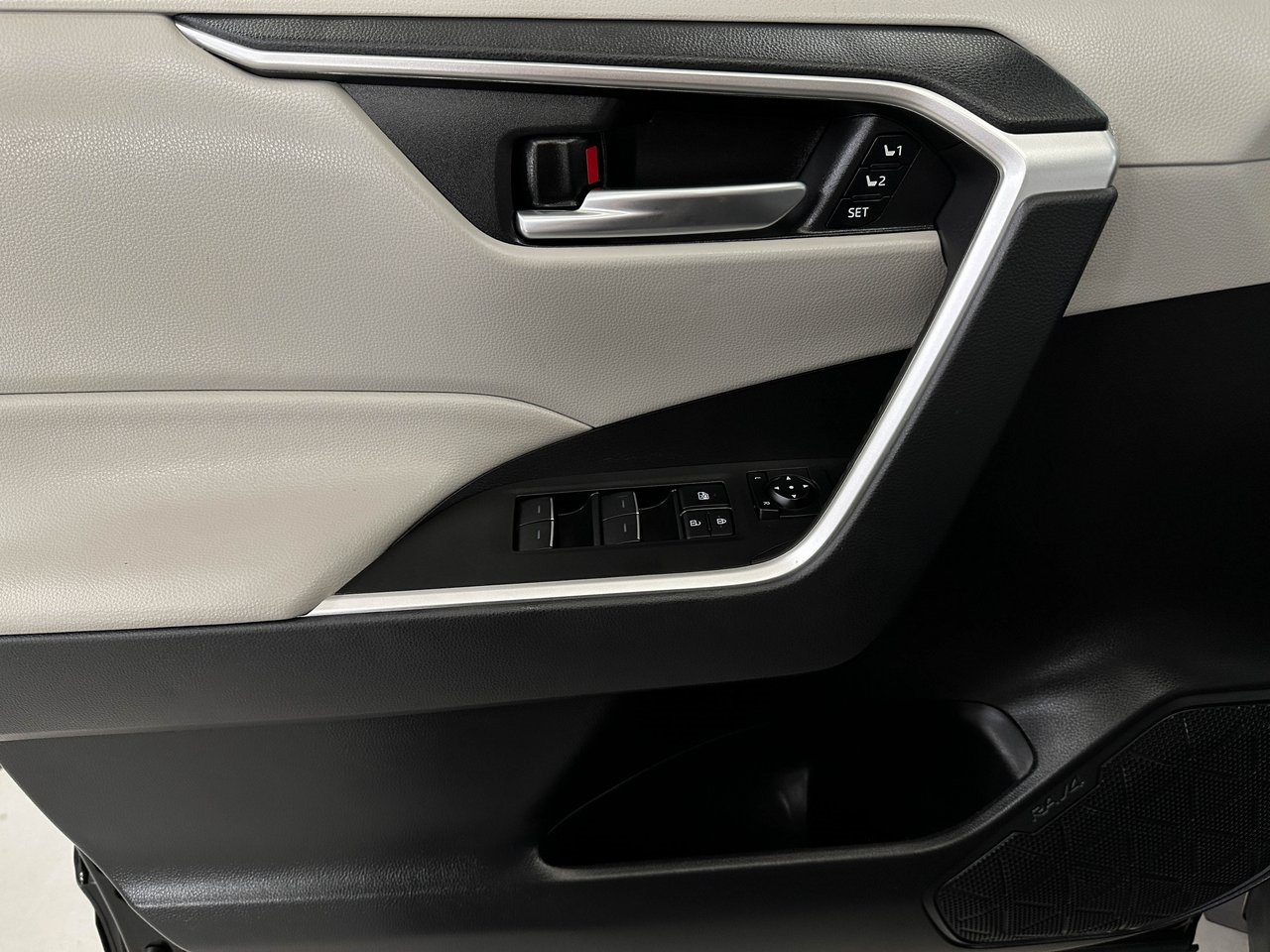 2023 Toyota RAV4 XLE Premium photo 17