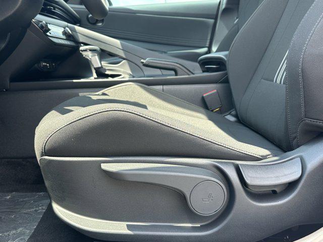 2025 Hyundai Elantra SEL Sport photo 9