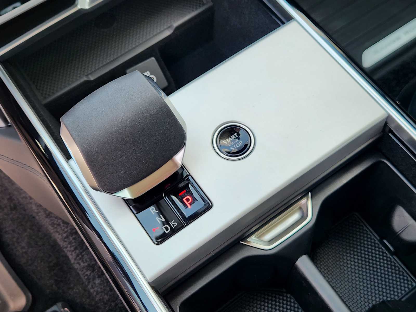 2025 Land Rover Range Rover SE photo 14