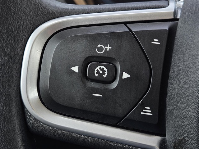 2022 Volvo XC60 B5 Momentum photo 14