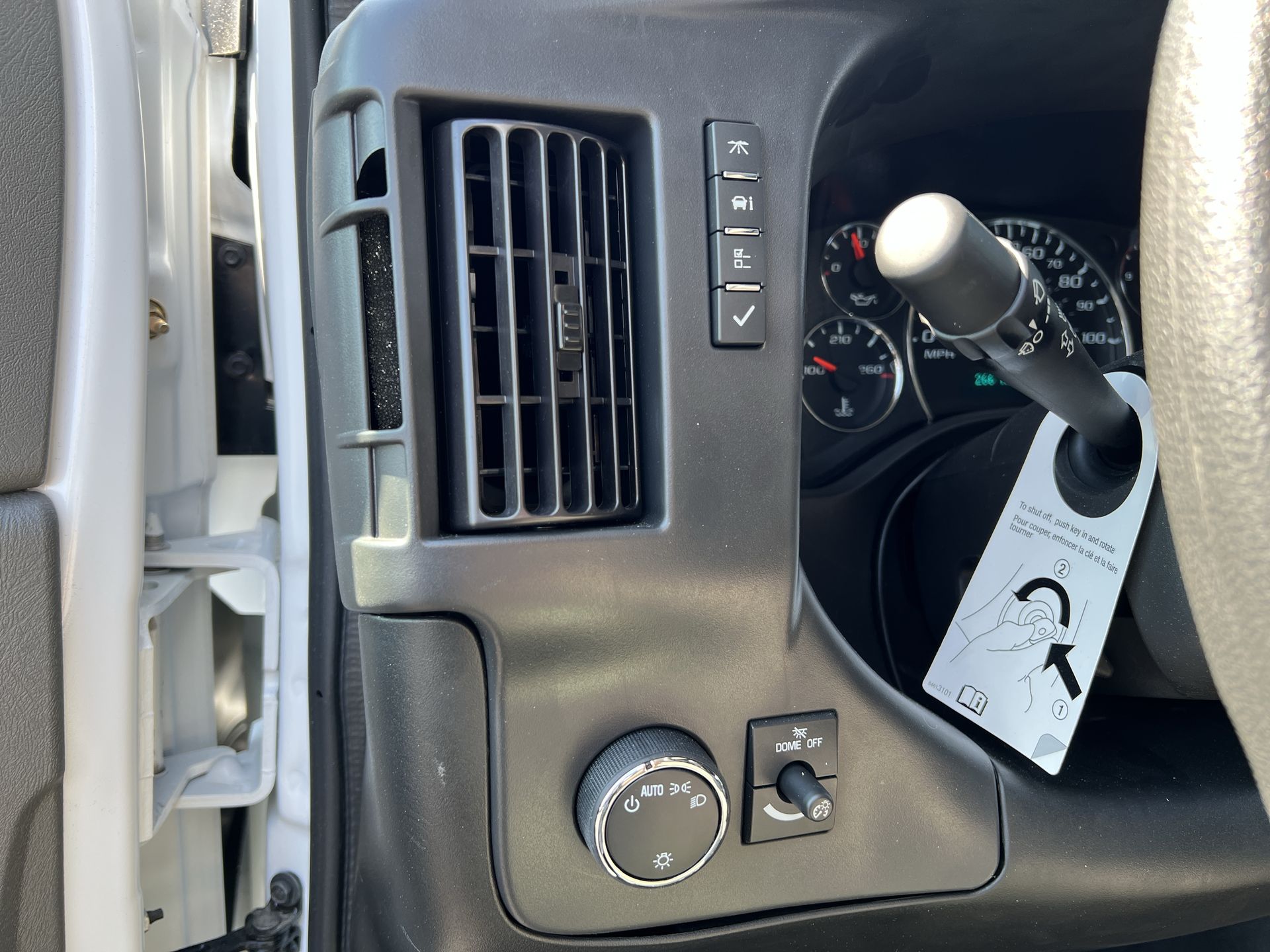 2025 Chevrolet Express Cutaway 3500 photo 11