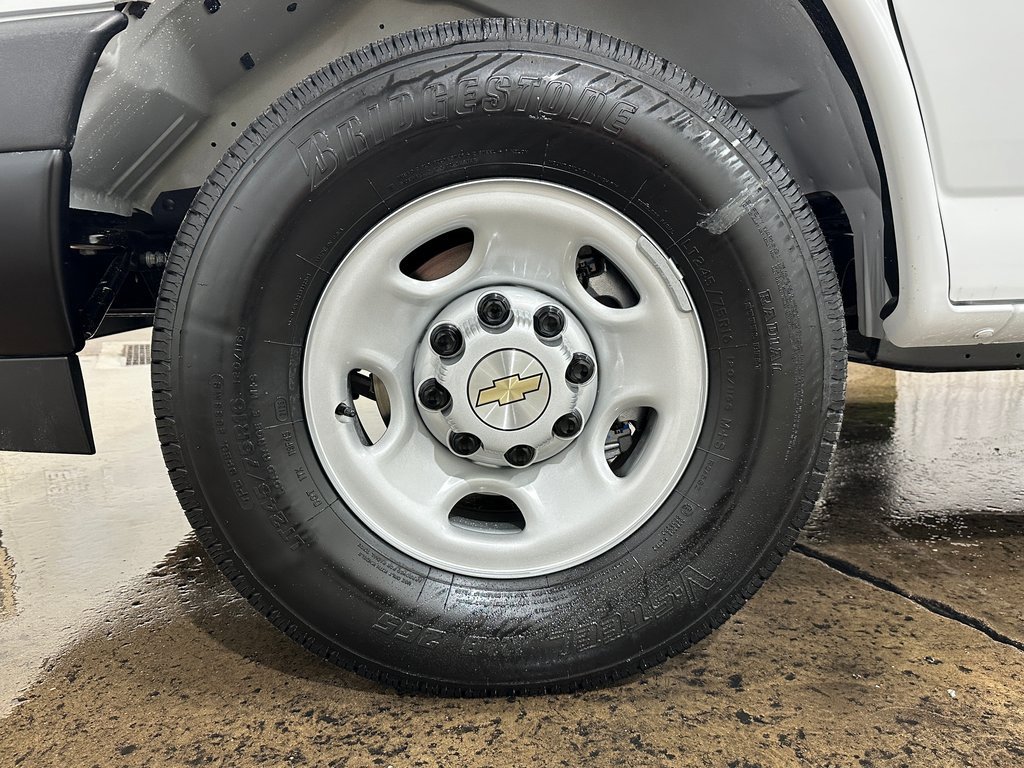 2025 Chevrolet Express Cargo 3500 photo 3