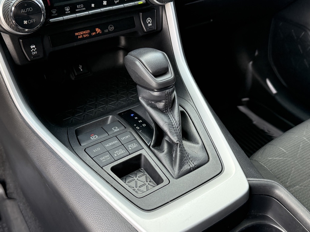 2021 Toyota RAV4 XLE photo 25